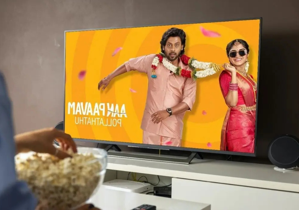 Aan Paavam Pollathathu OTT Release Date: Malavika Manoj Tamil Romantic Movie Now Streaming Online, Know Where To Watch 1 aan pavam pollathatu