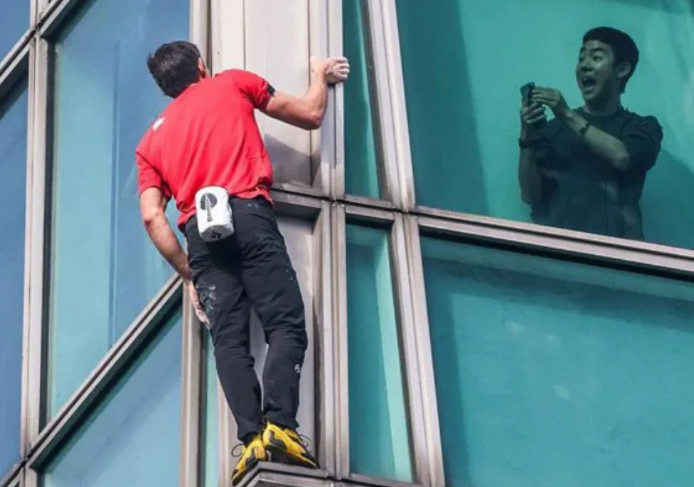 Climber Alex Honnold scales 101 floor skyscraper without safety instruments 4 BBC News